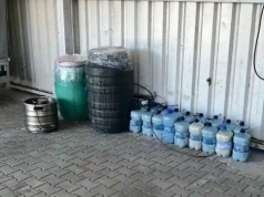 „Domowa gorzelnia” zlikwidowana. Kryminalni znaleźli setki litrów zacieru