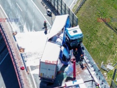 Ciężarówka uderzyła w bariery na S8. Kierowca zakleszczony