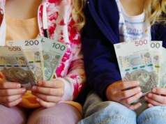 "Prezent" od Ministerstwa dla rodzin z dziećmi. Od 1 czerwca te świadczenia pójdą w górę