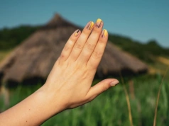Manicure tytanowy vs. hybryda. Dlaczego tytan podbija salony?