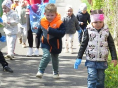 Dzień Ziemi: Przedszkolaki z Delfinka sprzątały Park Młodzieżowy
