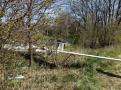 Wypadek szybowca - statek powietrzny uderzył w zarośla i ogrodzenie posesji