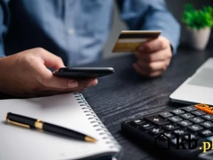 Wpłacił pieniądze na własne konto. Bank zgłosił transakcję, skarbówka się zainteresowała