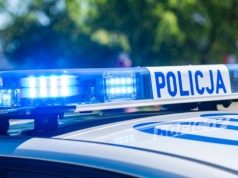 Kierowca z zakazem prowadzenia pojazdów zatrzymany przez policję. Był poszukiwany