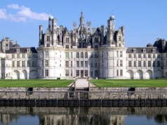 Zamek Chambord w Dolinie Loary. Największa rezydencja Francji i jej historia