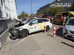 Zderzenie dwóch aut na Mokotowie. Kierująca uciekła pieszo