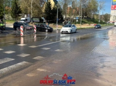 Awaria magistrali wodociągowej na Zabobrzu. Zalana ulica i tysiące mieszkańców bez wody.