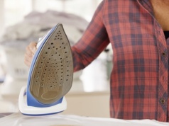 Zapomnij o ciągle przypalonym żelazku. Tak szybko usuniesz zabrudzenia
