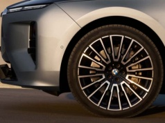 Odświeżona Seria 7 wygląda jeszcze dziwniej. Z tyłu wielkie lampy, a we wnętrzu ekran „na doczepkę”