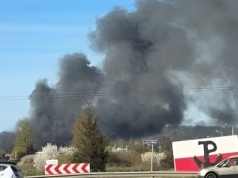 Pożar w Gdyni. Zapaliła się stumetrowa hala ze sprasowaną makulaturą