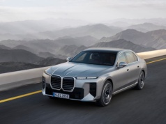 Tak BMW odpowiada Mercedesowi. Luksus z technologią Neue Klasse. Odnowione BMW serii 7