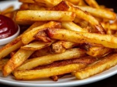 Wsyp do oleju tuż przed smażeniem. Frytki wyjdą złociste, chrupiące i o niebo lepsze niż w restauracji