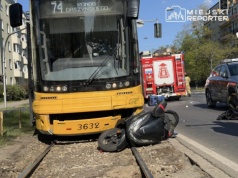 Motocyklista wjechał pod tramwaj w Alei Waszyngtona. Poważny wypadek na Pradze-Południe