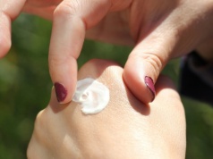 Kremy apteczne na promocji w Rossmannie. Kosztują parę złotych, a efekt jak po kosmetyczce