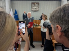 Senat przekazał Alesiowi Bialackiemu uchwałę w sprawie Andrzeja Poczobuta