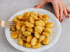 Jak wymawiać nazwy potraw? To najczęstsze błędy. Kelner aż się krzywi, gdy to słyszy