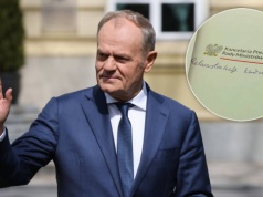 Tajemnicza notatka w rękach premiera. Przekaz w "urodzinowym filmie"