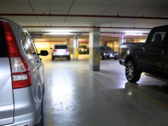 Stłuczka w garażu podziemnym. Kto zapłaci za uszkodzone auto?