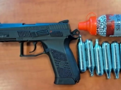 Irytowały go gołębie, bo zanieczyszczały parapet, więc zaczął do nich strzelać