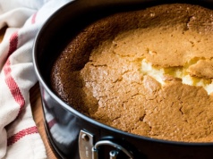 To najlepsza temperatura do pieczenia sernika. Rośnie do nieba i nie pęka