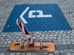 Koniec z zajętymi miejscami? Blokady parkingowe wracają do łask w Olsztynie – pilot czy klasyczna kłódka?