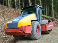 Kierowca walca stracił panowanie nad maszyną. Nie żyje 24-latka