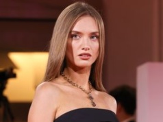 Pojechała do Londynu. Tak ubrała się na premierę filmu