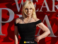 Donatella Versace olśniła na premierze. Z Anne Hathaway nie kryły śmiechu