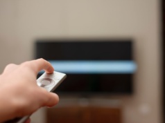 Przytrzymaj przycisk raz w miesiącu. Twój Smart TV odżyje