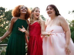 Jaka sukienka na wesele dla niskiej osoby? Oto 3 rzeczy, które musisz wziąć pod uwagę