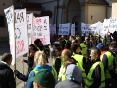 Protest przed Urzędem Miasta Krakowa. Spór o przyszłość Płaszowa i Rybitw