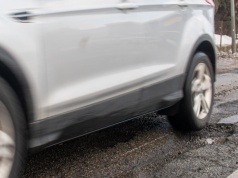 Zima pozostawiła dziurawe i spękane jezdnie. Trwają naprawy dróg w Pruszczu Gdańskim