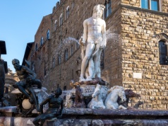 Znaczne szkody po zachowaniu turystki. Weszła na 500-letni zabytek