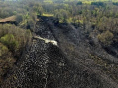 Pożar na podmokłym terenie, dojechać można było tylko quadem. Walka z ogniem trwała 5 godzin
