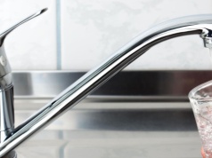 Alarm na Dolnym Śląsku. Absolutnie nie pij wody z kranu. Wodociąg skażony groźną bakterią