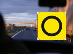Ten znak miesza w głowach kierowców. Wydaje się niewinny, a zmienia całą trasę