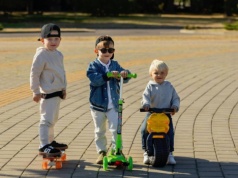 Hulajnoga czy rower na start. Pediatra tłumaczy, co lepiej wspiera rozwój