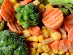 Gotowanie mrożonych warzyw to najgorszy wybór. Ekspert mówi, dlaczego