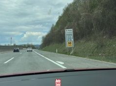 Kropki na poboczu w Austrii są używane non stop. Są efektem wielu przykrych doświadczeń