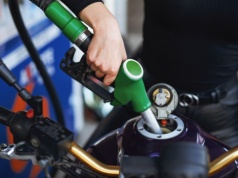 Motocyklista chciał zatankować. Kasjer zablokował dystrybutor