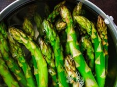 Dodaj do gotowania szparagów. Cała gorycz zniknie i zachowają piękny kolor
