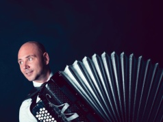 Muzyka, która otwiera serca! Koncert Marcina Wyrostka dla dzieci z Zameczku