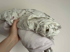 Co zrobić ze starą pościelą? Kontener na zmieszane omijaj szerokim łukiem. Tam jej nie wyrzucisz