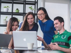 4 na 10 Polek i Polaków używa AI w pracy, tylko 17% przy wsparciu firmy