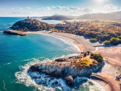 Śródziemnomorskie marzenie za 979 PLN 🏖️ Sardynia 🤩 Loty i ⭐⭐⭐⭐ hotel ze śniadaniami ✨