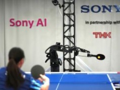 Ace ogrywa mistrzów ping ponga. Jest robotem