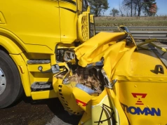 Szczególne najechanie na S7: ciągnik z orurowaniem uderzył w poduszkę zderzeniową