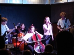 Muzyczne klasyki w młodzieżowym wykonaniu. „Dziuplą” zaczarowali uczniowie polskiej podstawówki w Czeskim Cieszynie