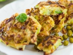 Zapomnij o plackach ziemniaczanych. Te z młodej kapusty są o niebo lepsze