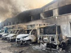 Pożar hali z makulaturą w Gdyni. Strażacy nadal na miejscu